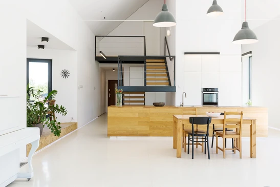 Grande cuisine ouverte avec salle à manger dans une maison moderne