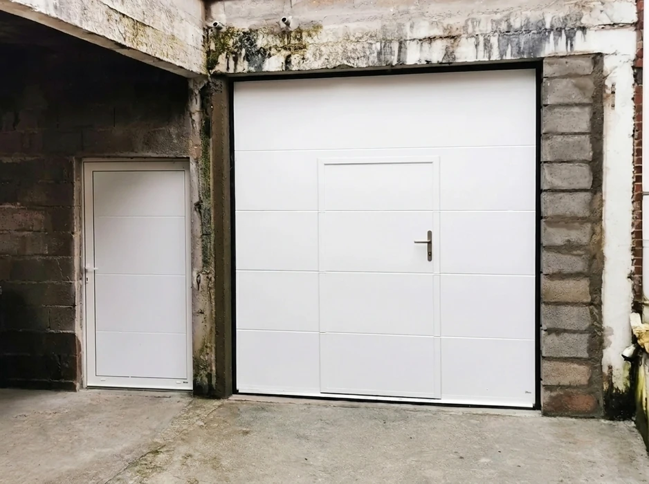 Façade extérieure en briques anciennes avec installation neuve