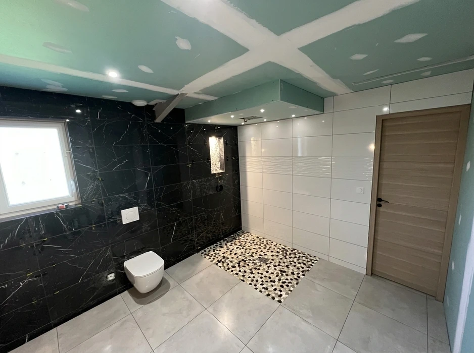 Salle de bain moderne en cours de finition