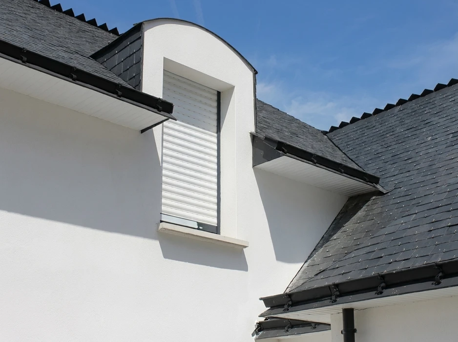 Façade extérieure d'une maison moderne, vue en contre-plongée