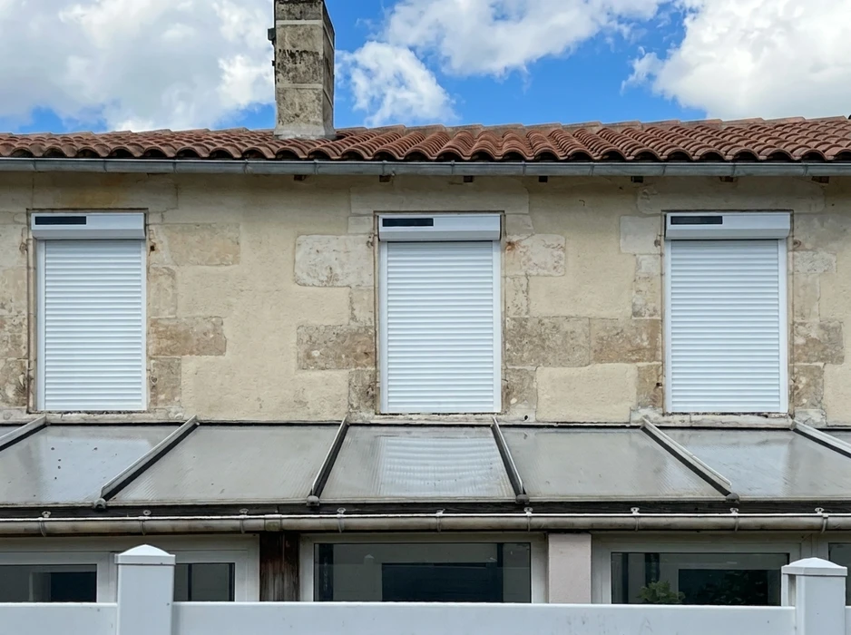 Façade en pierre calcaire d'un bâtiment ancien, style régional français