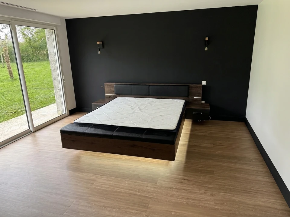 Une porte d'entrée et porche couvert détail sur une maison avec parement gris, garniture blanche, brique rouge, une porte d'entrée en bois