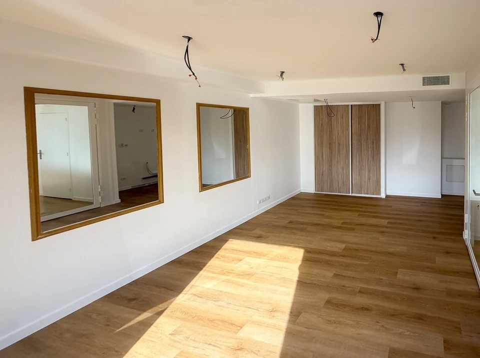 Intérieur résidentiel moderne avec porte d'entrée blanche à trois panneaux moulurés, poignée chromée