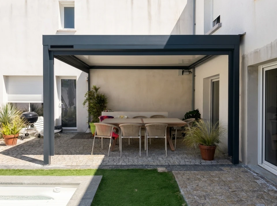 Espace extérieur aménagé avec pergola en bois naturel abritant un salon de jardin