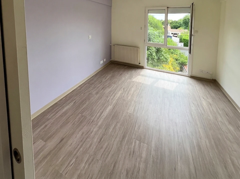 Entrée moderne d'immeuble résidentiel avec porte d'entrée en bois foncé à panneau horizontal et insert vitré vertical