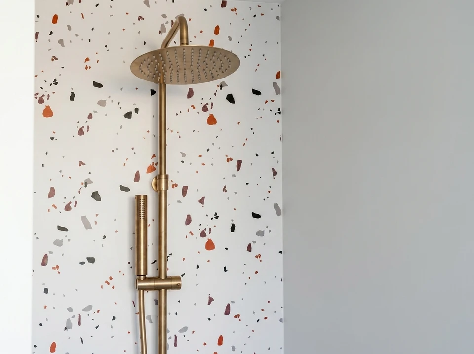 Intérieur de salle de bain moderne avec baignoire blanche et robinetterie chromée, carrelage mural blanc, ambiance épurée et lumineuse