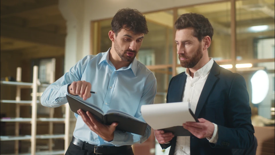 Travailleurs de la construction homme asiatique contremaître portant des vêtements de sécurité travailleur avec des plans et tablette discuter, abonnement travail d'équipe sur le chantier, positivité, collaboration un projet réussi en cours