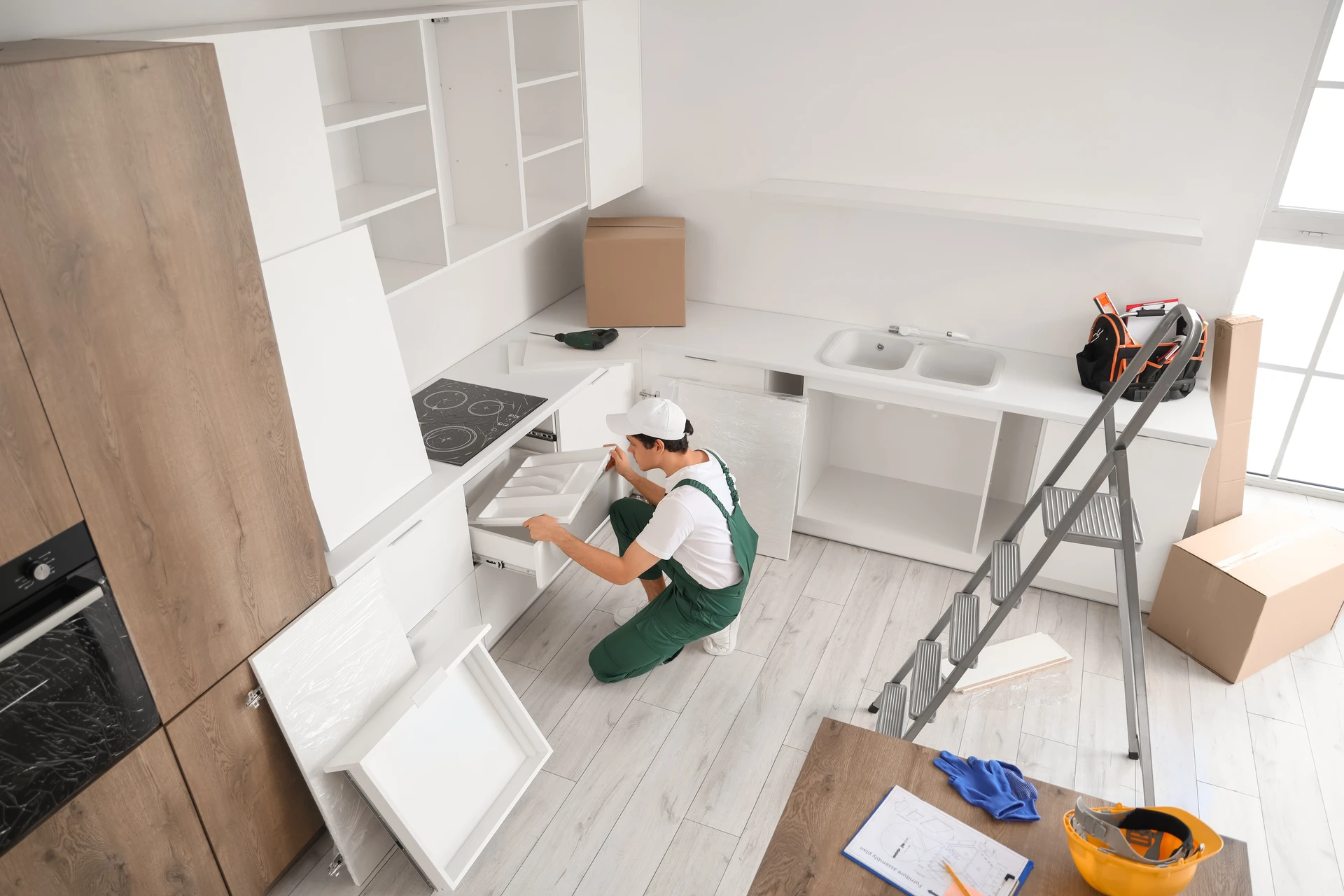 Photographie d'un artisan menuisier en tenue professionnelle travaillant sur un chantier de rénovation, mesurant ou installant une fenêtre en aluminium sur la façade extérieure d'une maison. L'artisan porte des équipements de sécurité appropriés. La scène capture le professionnalisme, le savoir-faire technique et l'engagement qualitatif de l'entreprise en environnement réel de travail extérieur.