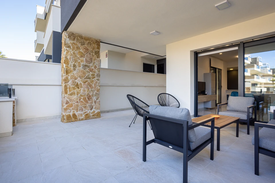 Terrasse extérieure avec lames de bois exotique disposées en chevrons, créant un motif géométrique élégant