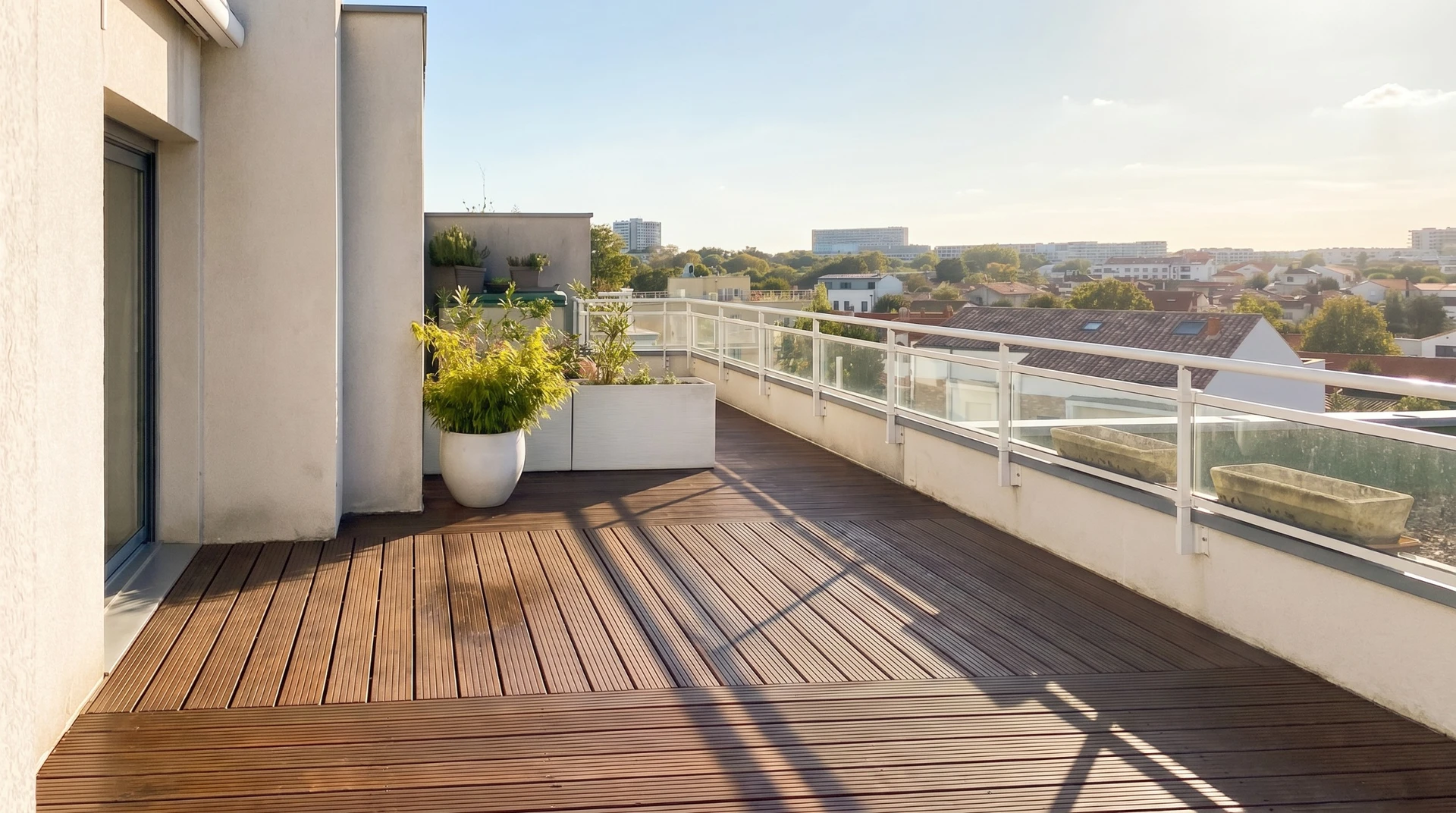 Intérieur moderne donnant sur un patio verdoyant via une baie vitrée coulissante 4 vantaux à cadre aluminium noir