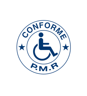 Logo de la certification PMR (Norme d'Accessibilité aux Personnes à Mobilité Réduite) ou pictogramme officiel représentant l'accessibilité et l'conformité aux normes PMR, présenté de manière claire et professionnelle sur fond blanc ou neutre, style identique aux logos de certification Qualibat.